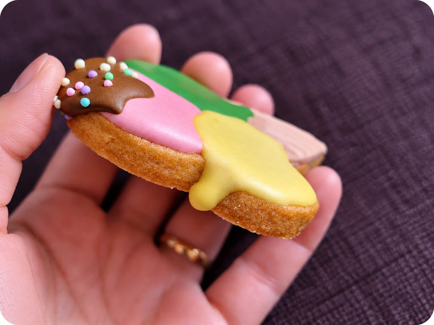 Biscoito decorado com glacê escorrendo pelas laterais.