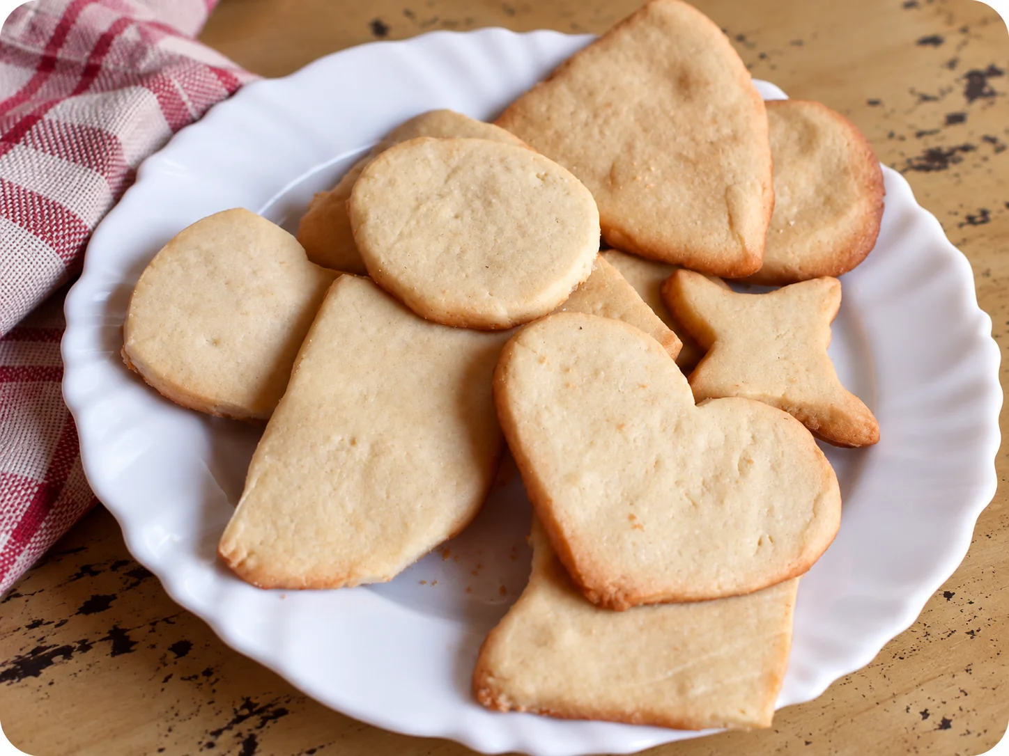 Biscoitos assados que perderam o formato e ficaram irregulares.